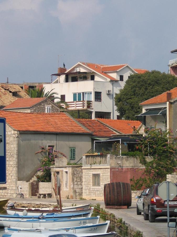 Apartments By The Sea Vrboska Exterior photo